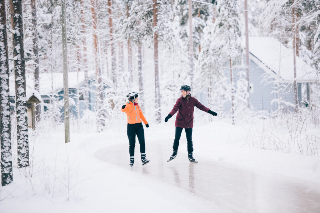 Retkiluistelijat jäällä