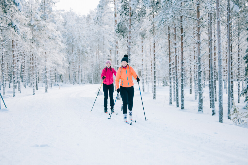 Hiihtäjät ladulla