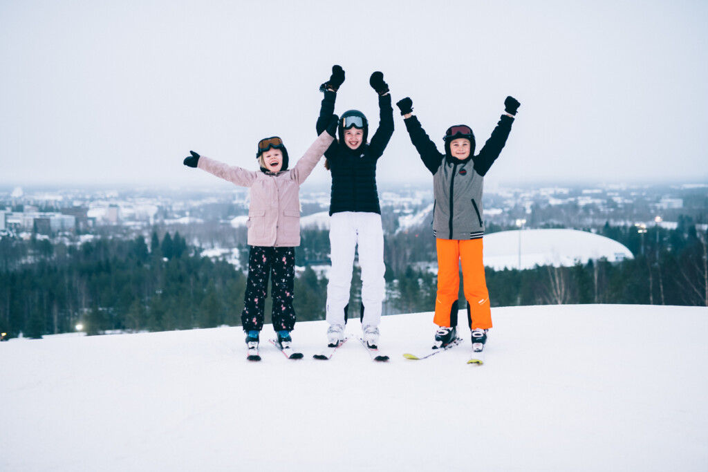 Laskettelijat Joupiskan rinteellä iloisena