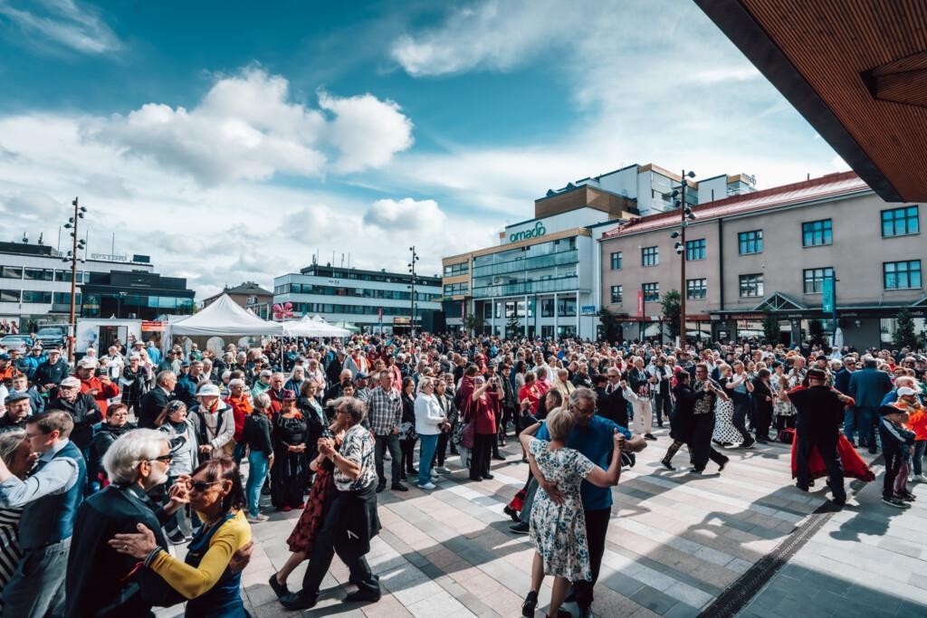 Ihmisiä tanssimassa paritansseja Seinäjoen torilla