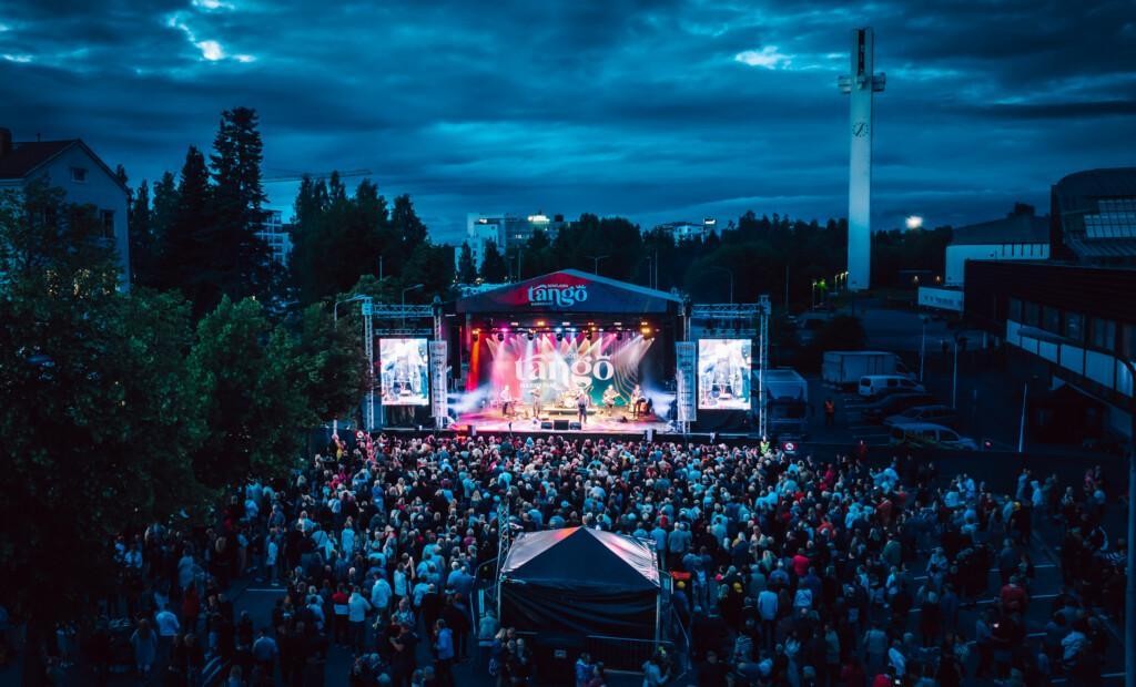 Ilmakuva Tangomarkkinoiden festivaalilavasta jonka edessä on paljon yleisöä