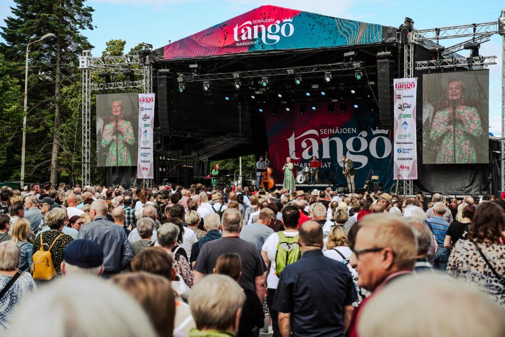 Tangomarkkinoiden festivaalilava jonka edessä on paljon yleisöä