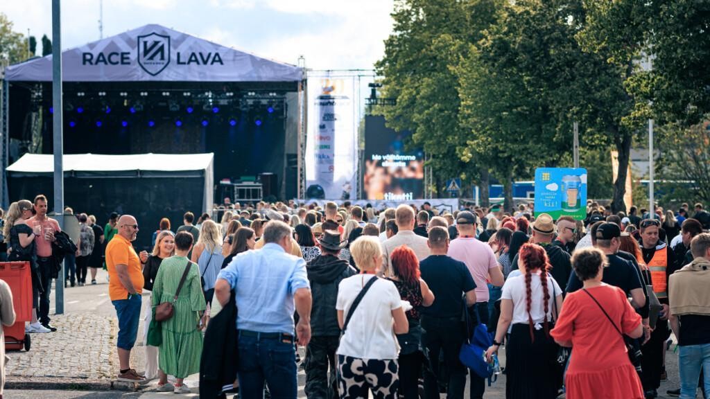 Yleisöä katsomassa Vauhtiajojen festivaalikeikkaa