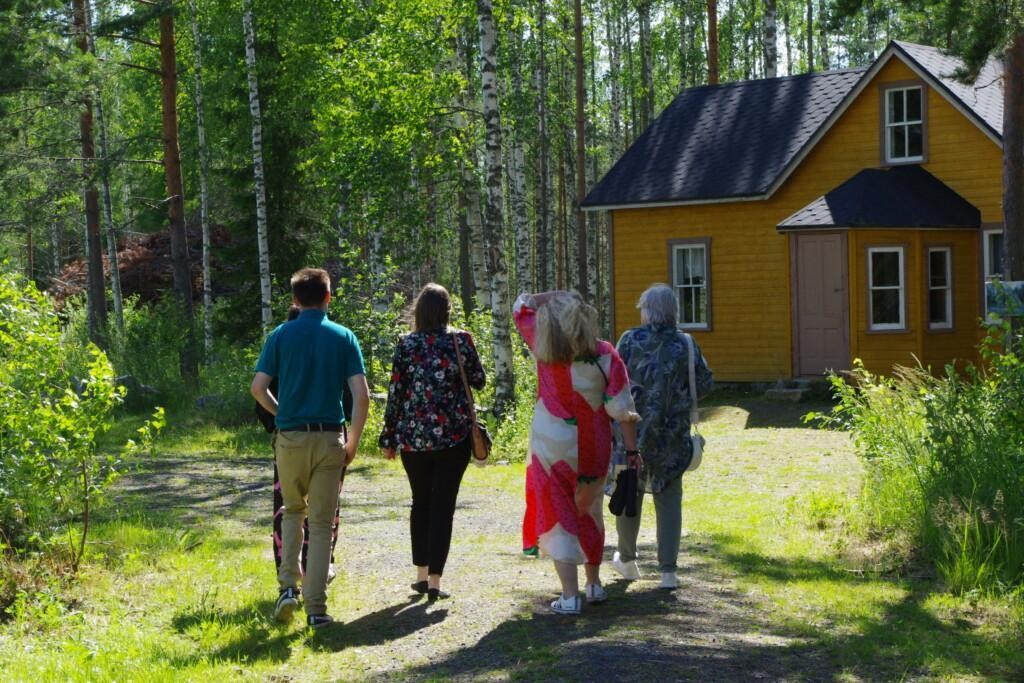 Ihmisiämetsäpolulla, taustalla keltainen talo