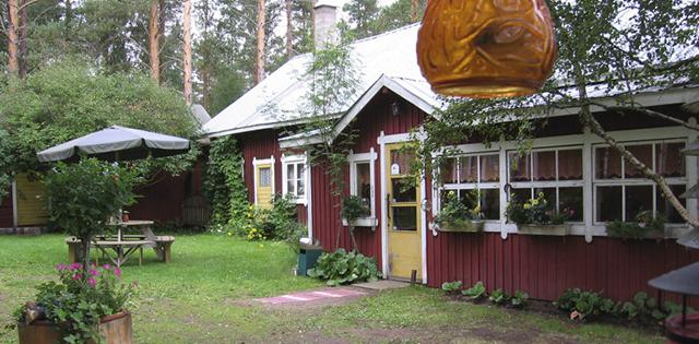 Maatilamatkailu Välimaan pohjalaistyylinen mökki.