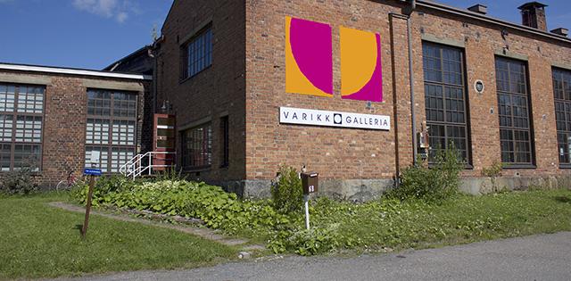 Varikkogalleria on rakennettu vanhaan veturitallin rakennukseen.